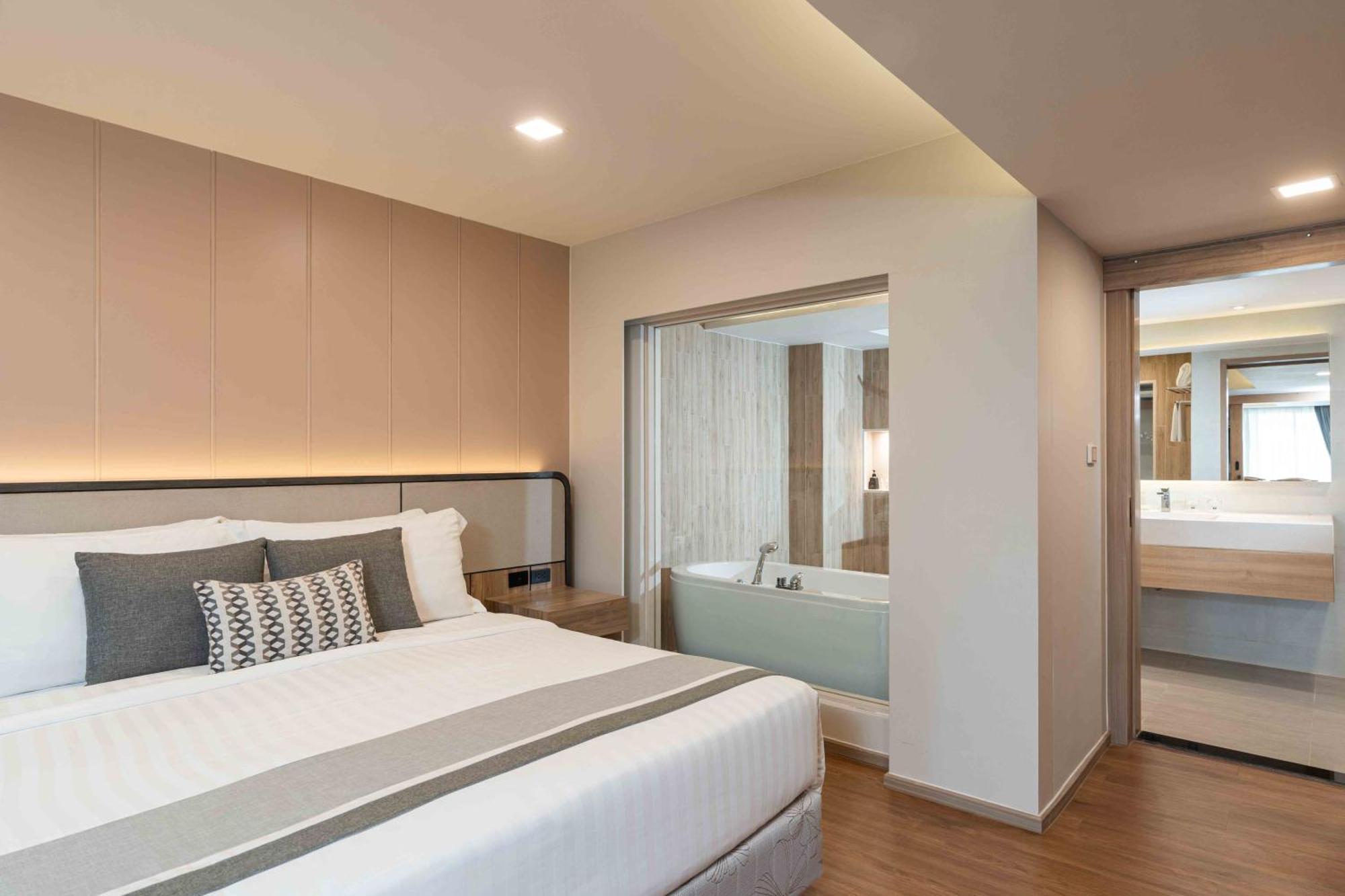 Phuket Graceland And सहारा 5*